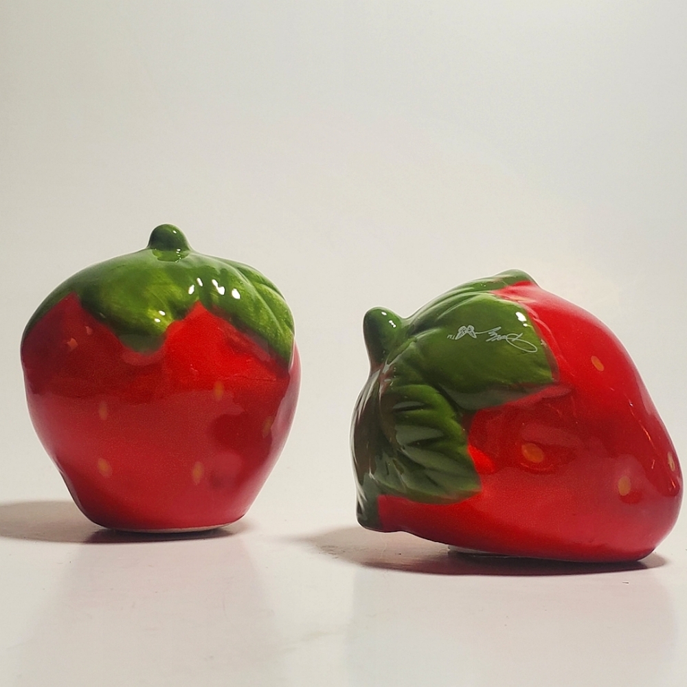 Strawberry-shaped Dolly Parton Salt and Pepper Shakers Set Ceramic  NIB